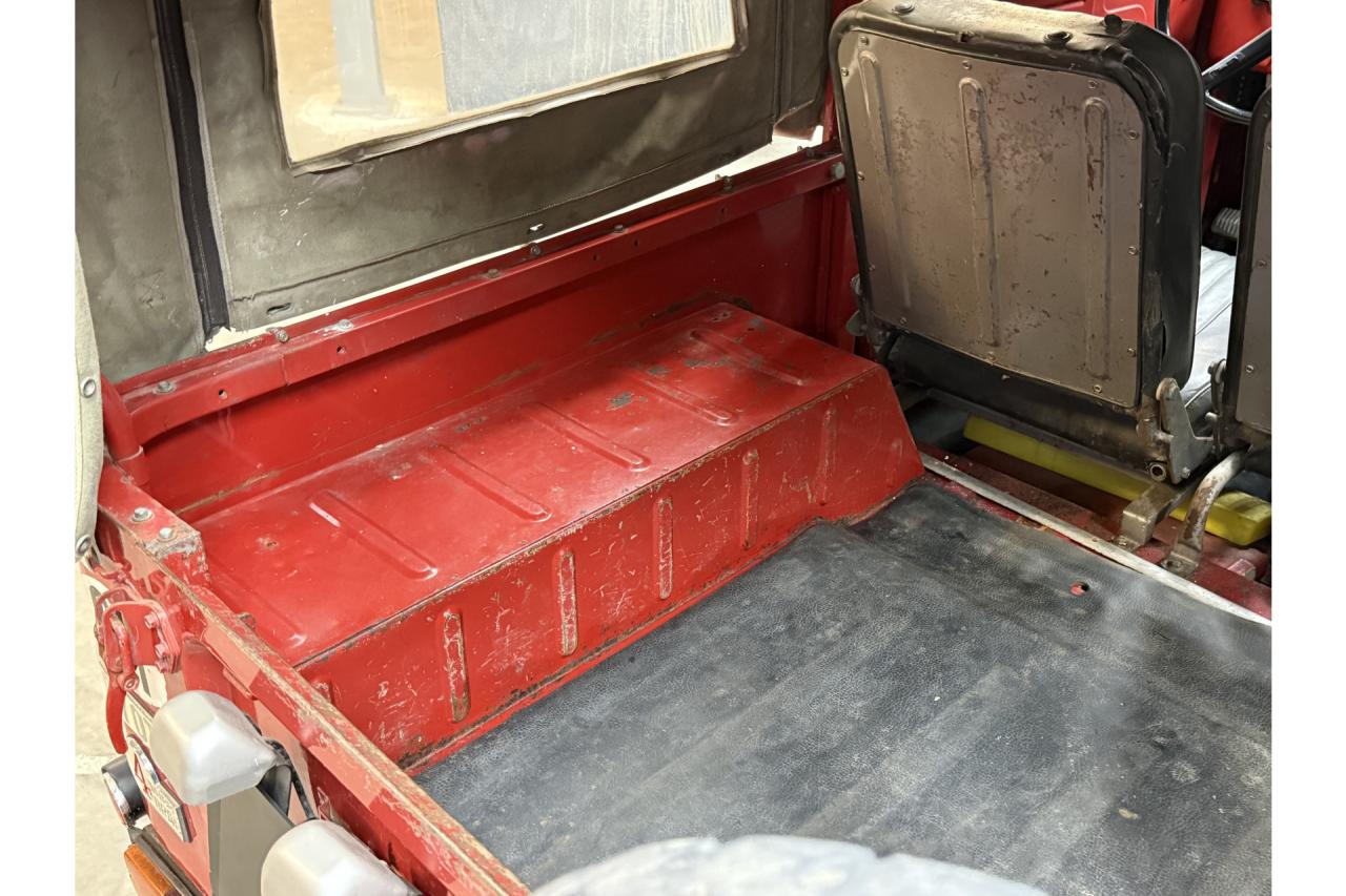 1975 Toyota Land Cruiser FJ40 (Petrol) Vinyl Top &ldquo;Freeborn Red&rdquo;