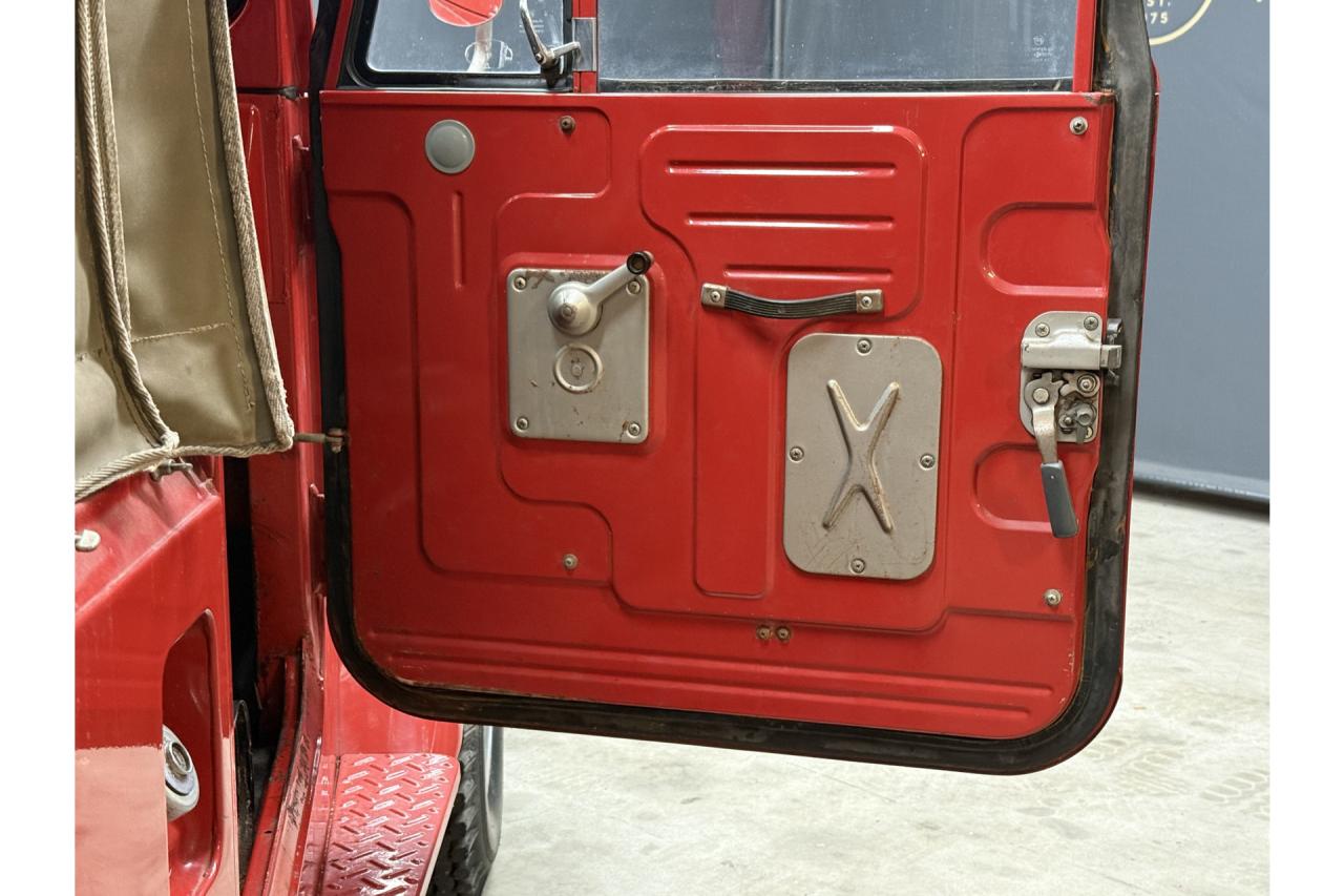 1975 Toyota Land Cruiser FJ40 (Petrol) Vinyl Top &ldquo;Freeborn Red&rdquo;