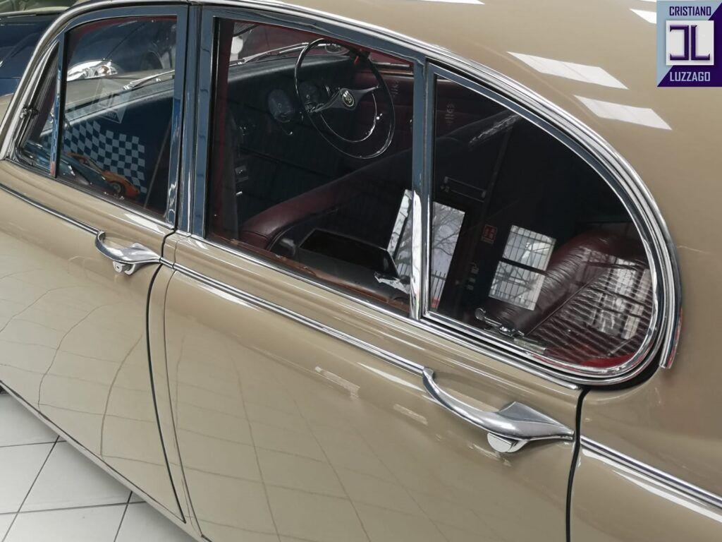 1969 Daimler V8 SALOON