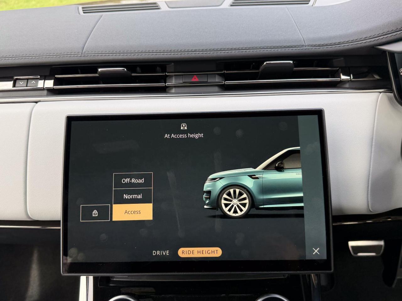 2023 Land Rover 3.0 D300 MHEV Dynamic SE Auto 4WD Euro 6 (s/s) 5dr