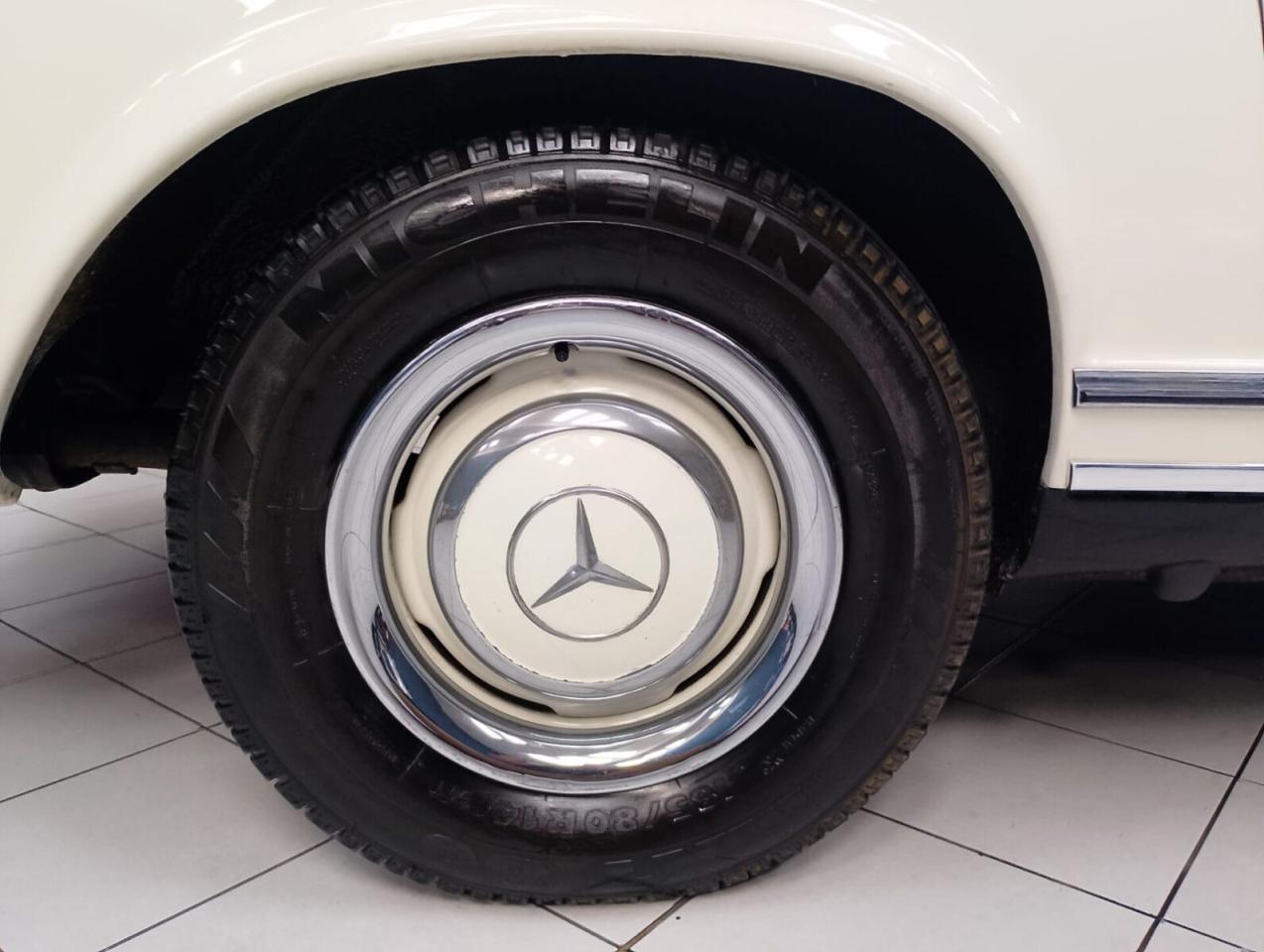 1965 Mercedes - Benz 230 SL PAGODE