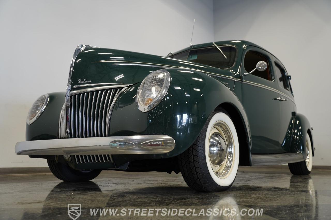 1939 Ford Deluxe Sedan