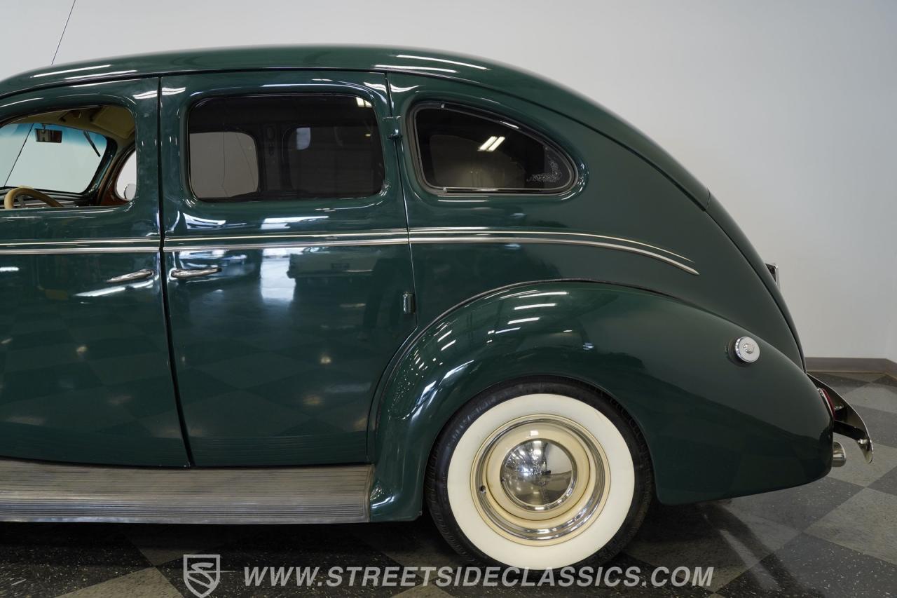 1939 Ford Deluxe Sedan