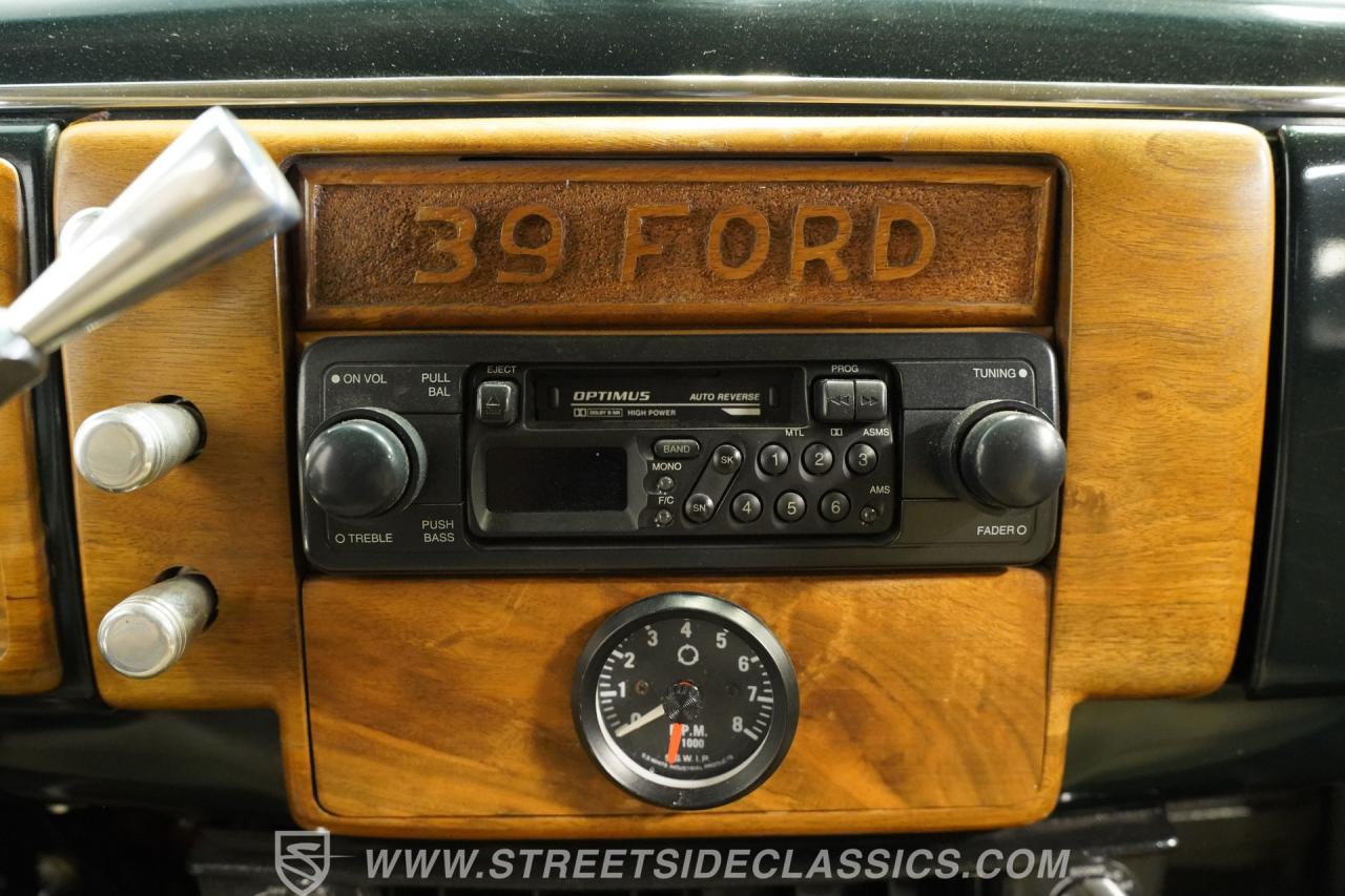 1939 Ford Deluxe Sedan