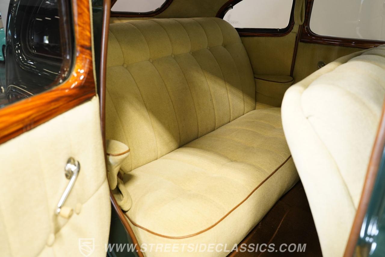 1939 Ford Deluxe Sedan