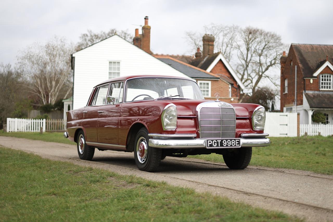 1967 Mercedes - Benz 220B Fintail