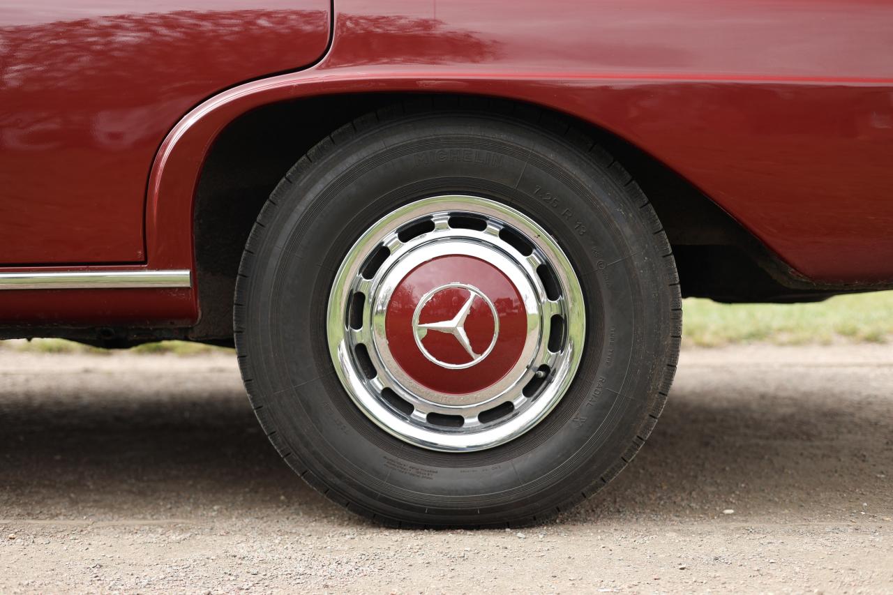 1967 Mercedes - Benz 220B Fintail