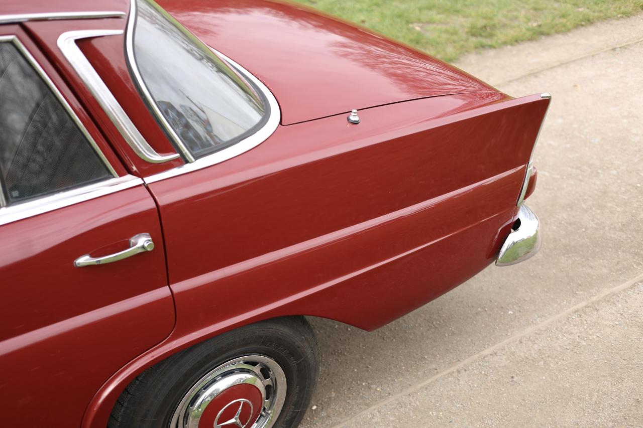 1967 Mercedes - Benz 220B Fintail