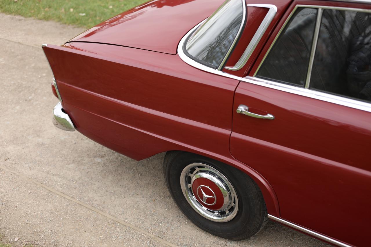 1967 Mercedes - Benz 220B Fintail