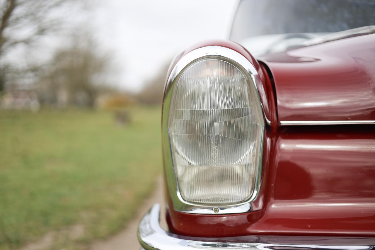 1967 Mercedes - Benz 220B Fintail