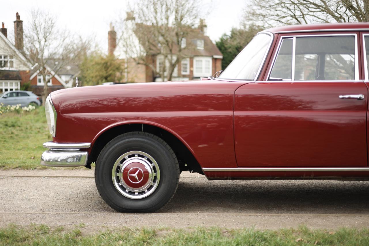 1967 Mercedes - Benz 220B Fintail