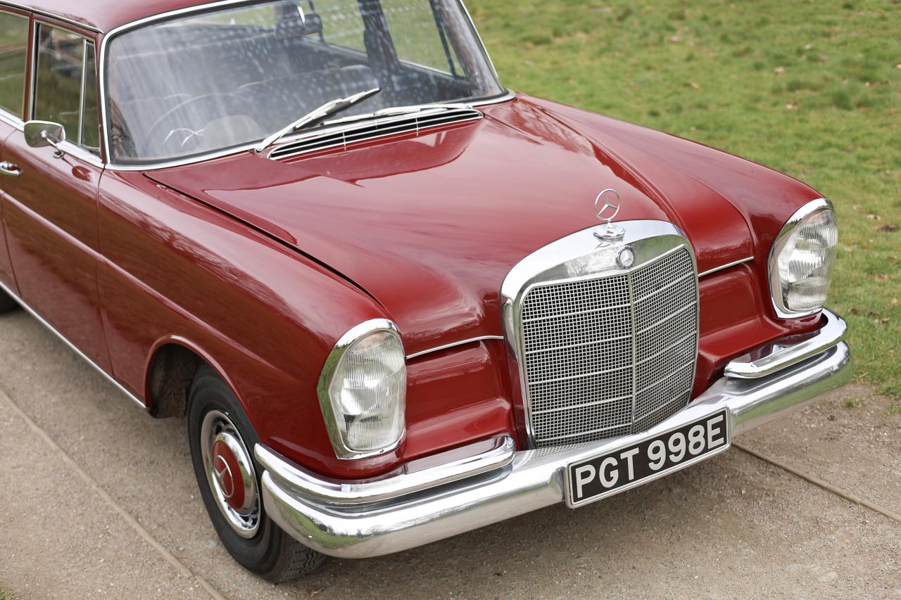 1967 Mercedes - Benz 220B Fintail