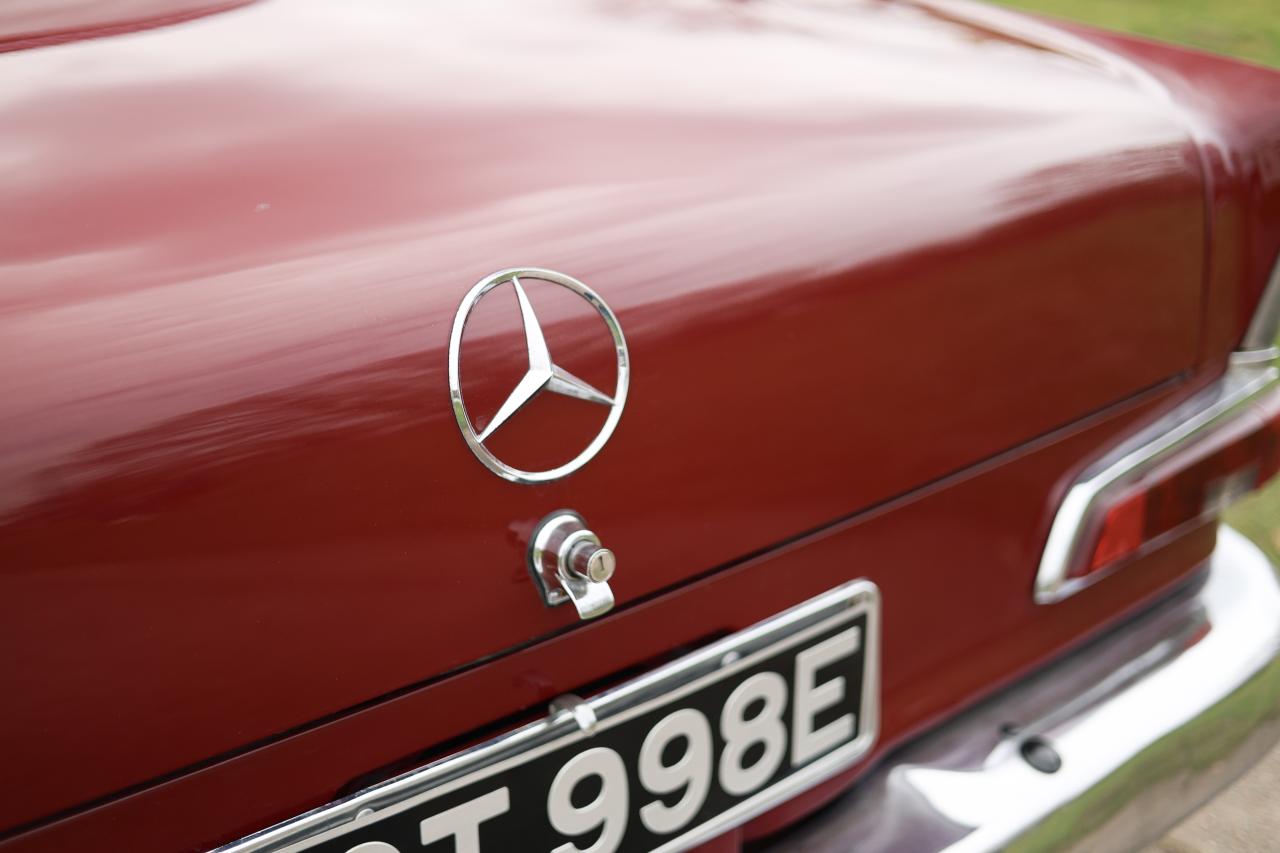 1967 Mercedes - Benz 220B Fintail
