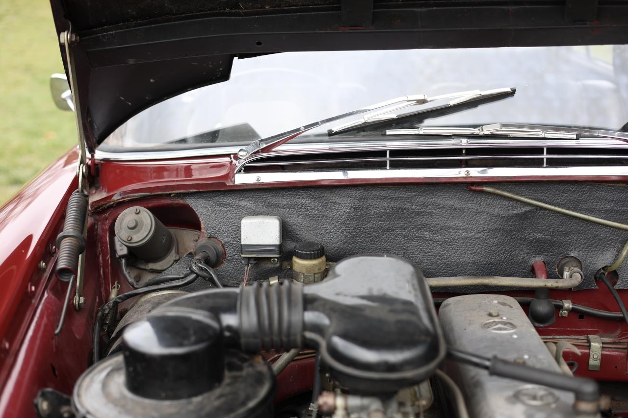 1967 Mercedes - Benz 220B Fintail