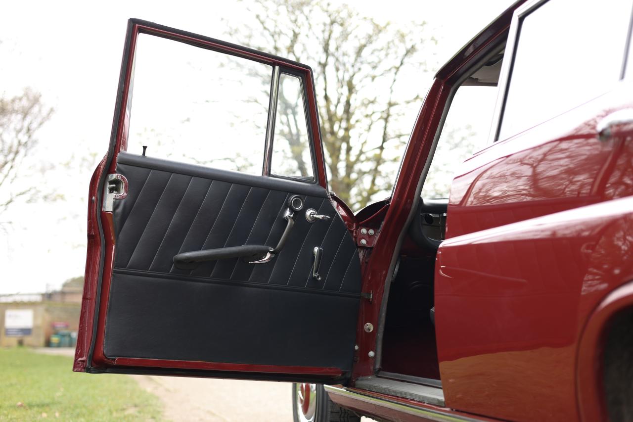 1967 Mercedes - Benz 220B Fintail