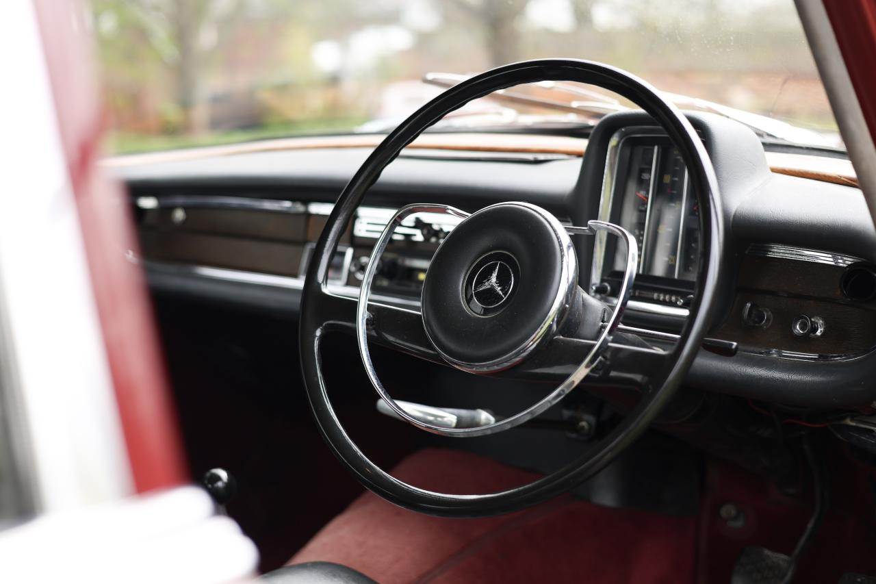 1967 Mercedes - Benz 220B Fintail