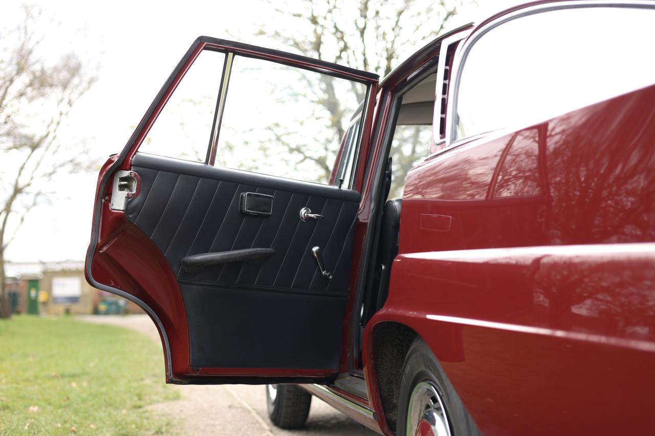 1967 Mercedes - Benz 220B Fintail