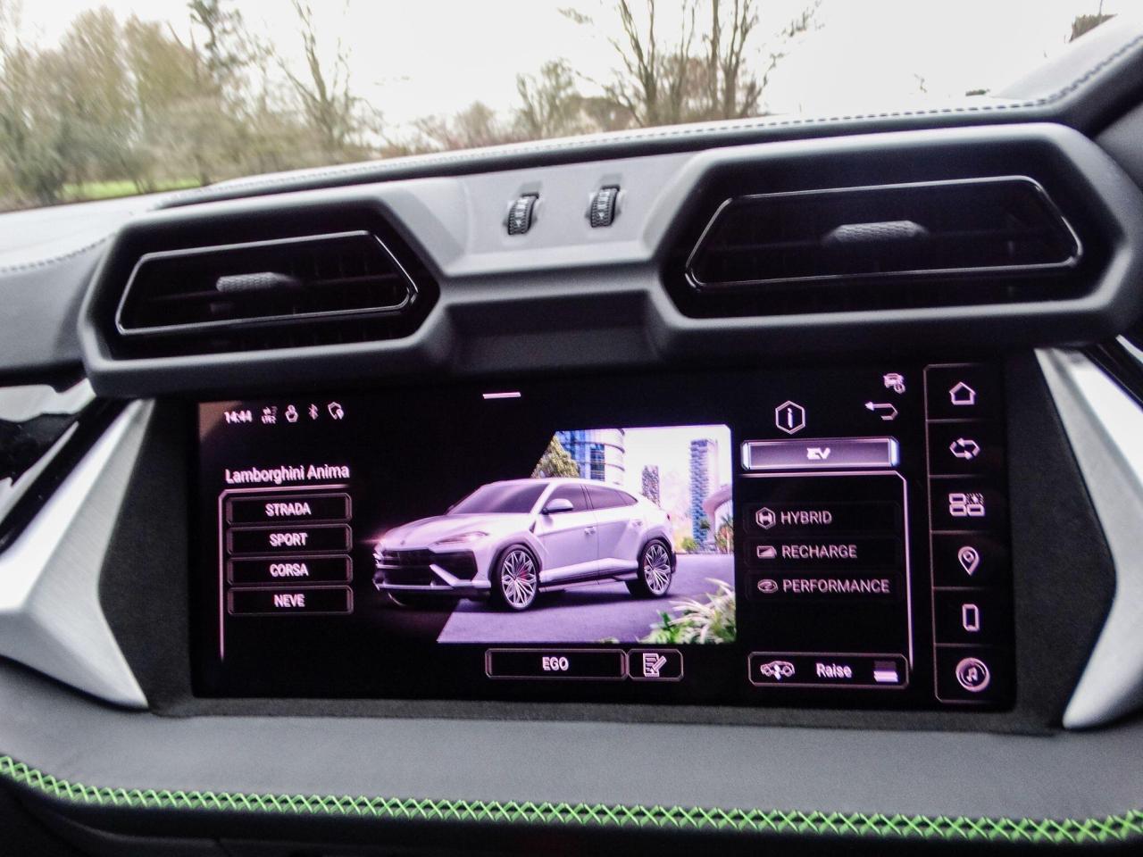 2025 Lamborghini 4.0 V8 BiTurbo 25.9kWh SE Auto 4WD Euro 6 5dr