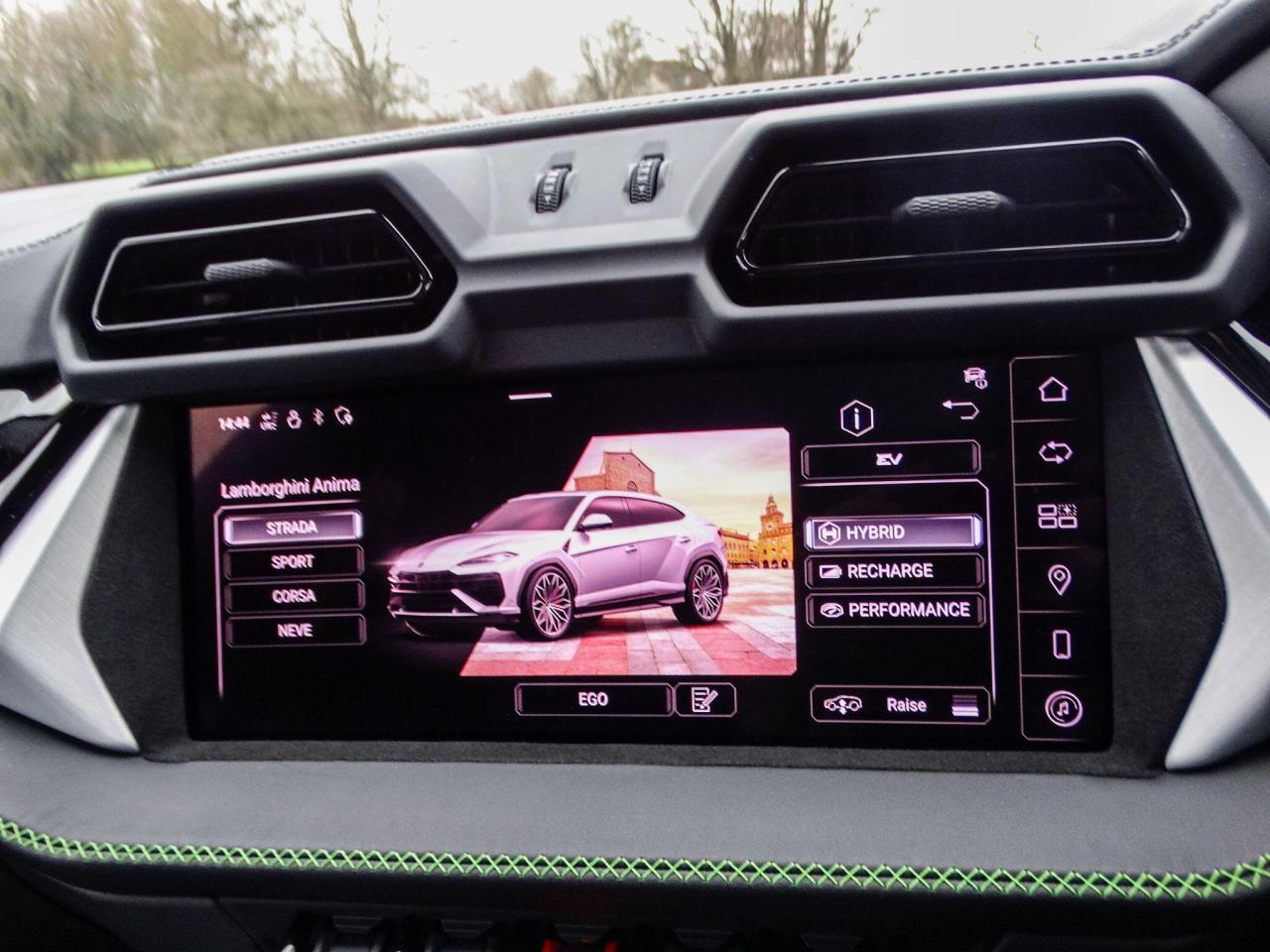 2025 Lamborghini 4.0 V8 BiTurbo 25.9kWh SE Auto 4WD Euro 6 5dr