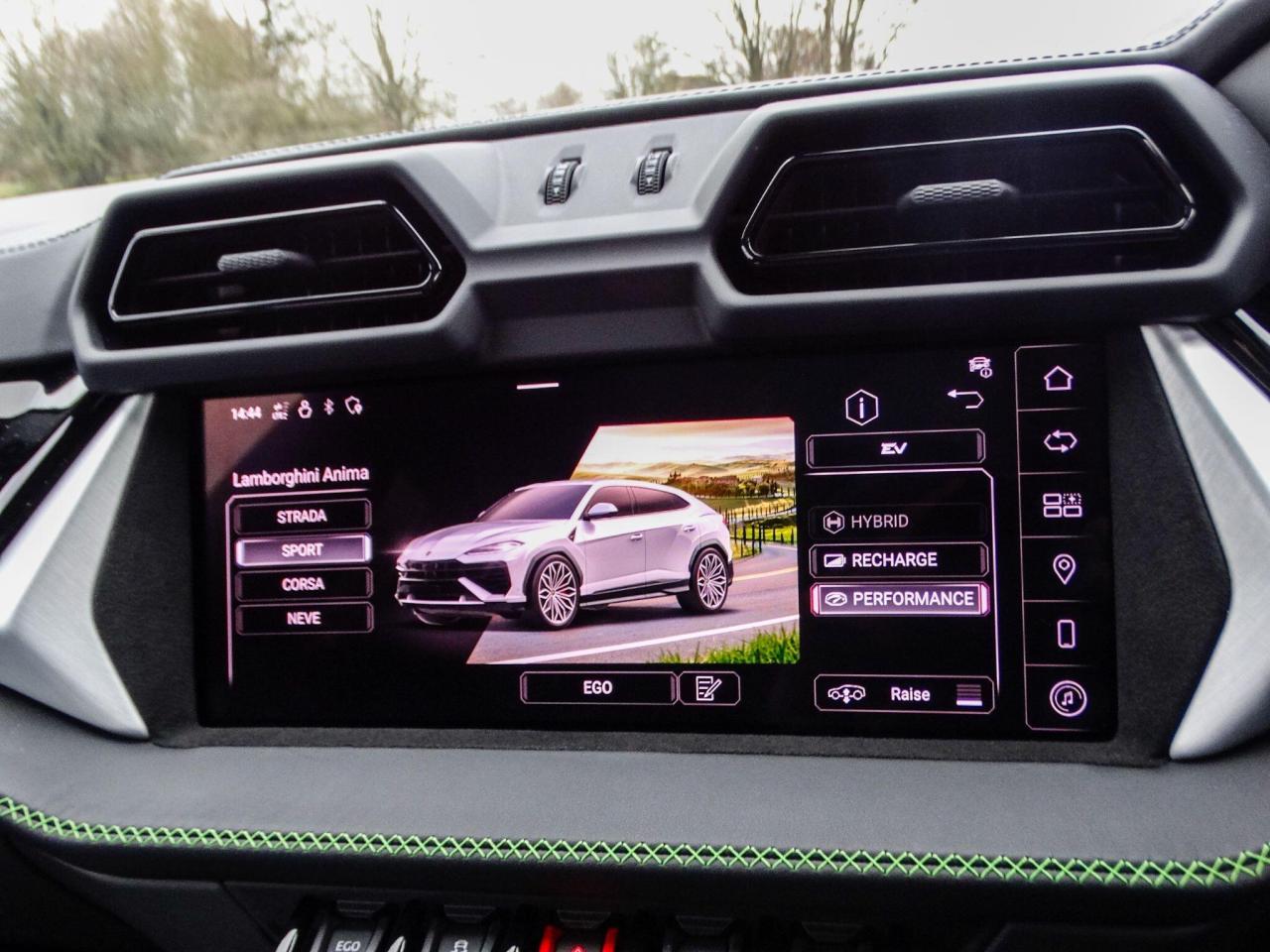 2025 Lamborghini 4.0 V8 BiTurbo 25.9kWh SE Auto 4WD Euro 6 5dr