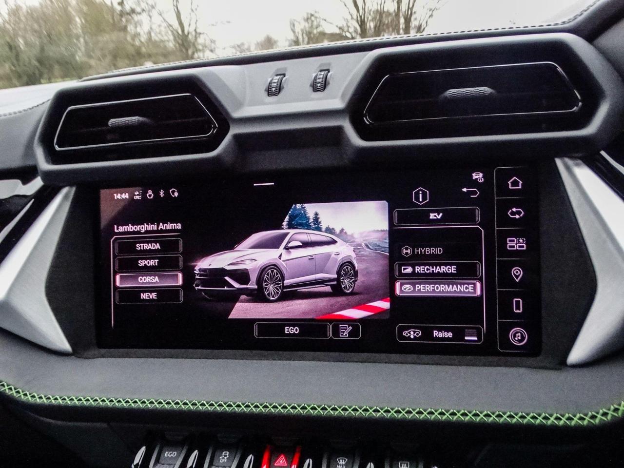 2025 Lamborghini 4.0 V8 BiTurbo 25.9kWh SE Auto 4WD Euro 6 5dr
