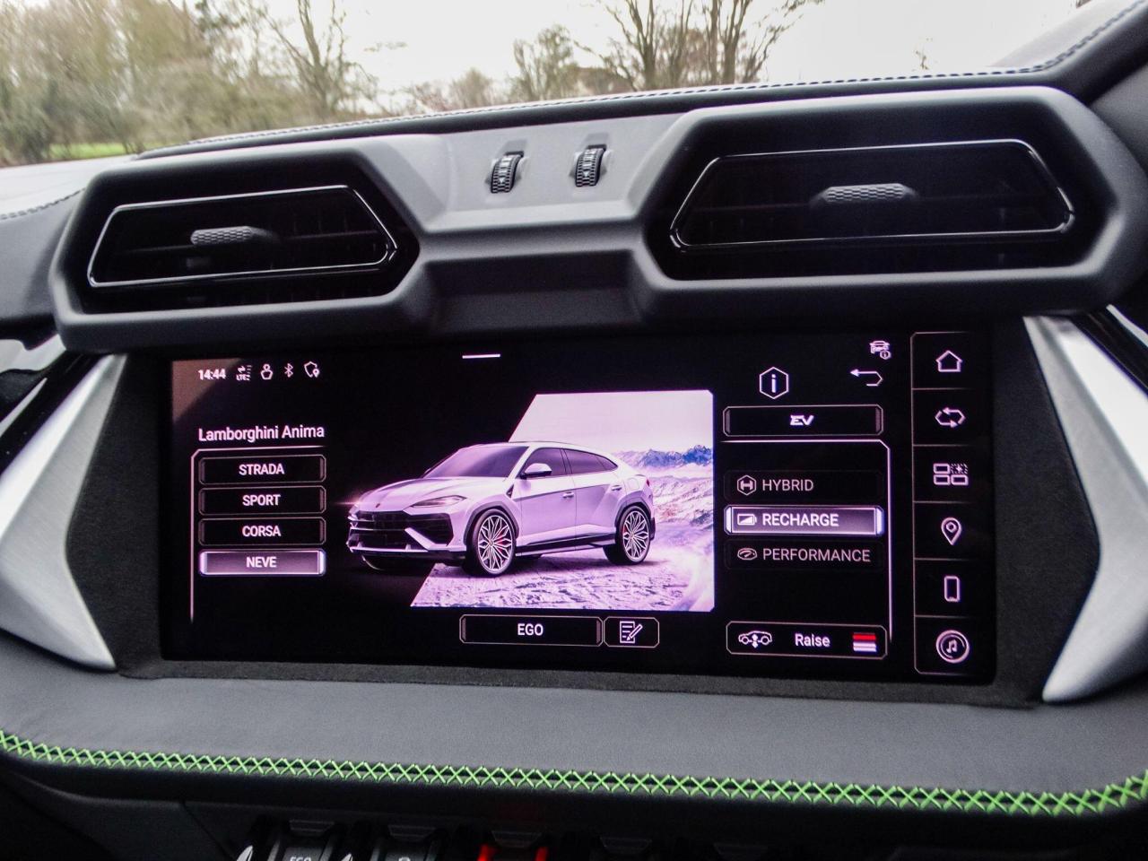 2025 Lamborghini 4.0 V8 BiTurbo 25.9kWh SE Auto 4WD Euro 6 5dr