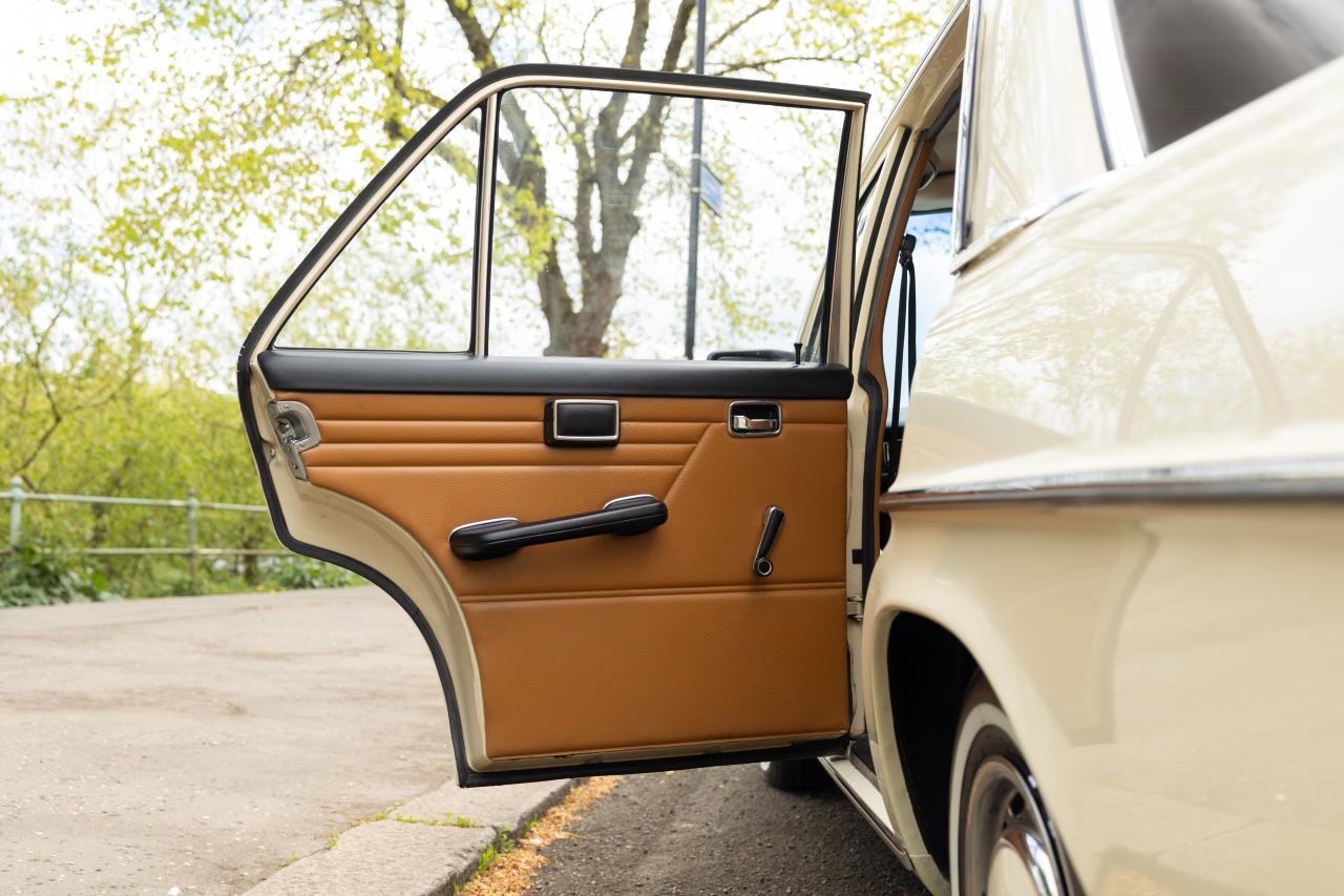 1976 Mercedes - Benz 230