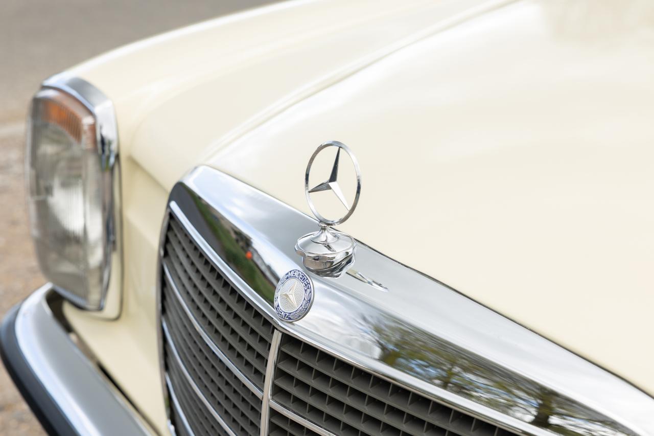 1976 Mercedes - Benz 230