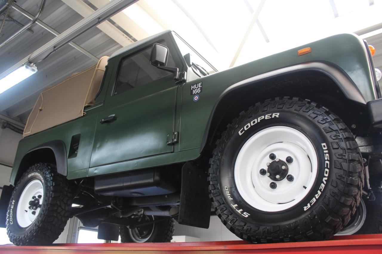 1990 Land Rover 90 Pick-up with canvas top &ldquo;Restored-rebuilt-renewed&rdquo;