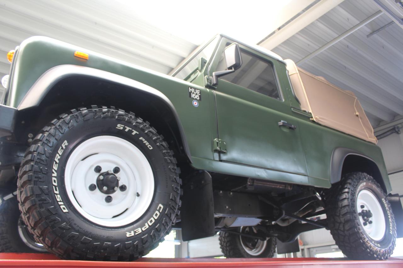 1990 Land Rover 90 Pick-up with canvas top &ldquo;Restored-rebuilt-renewed&rdquo;