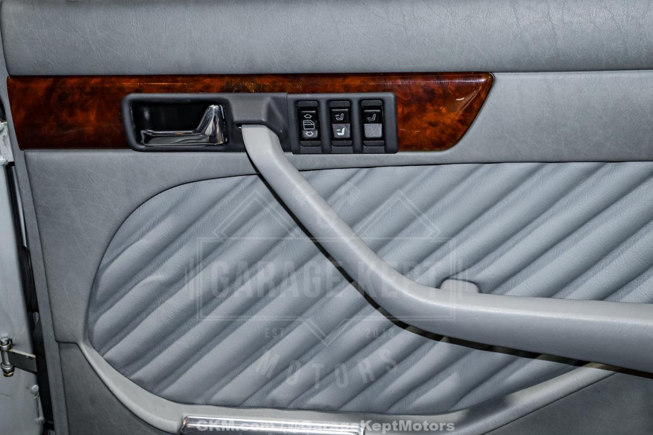 1991 Mercedes - Benz 560-Class