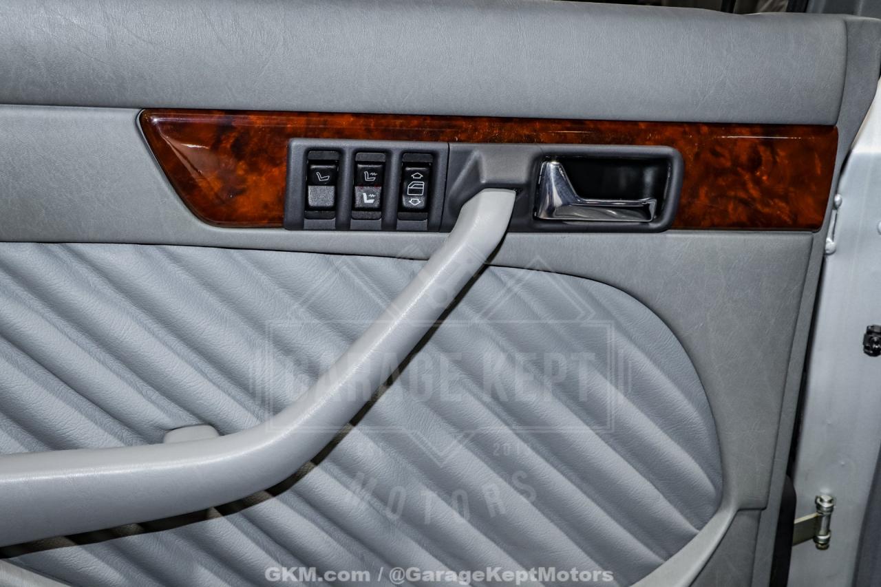 1991 Mercedes - Benz 560-Class