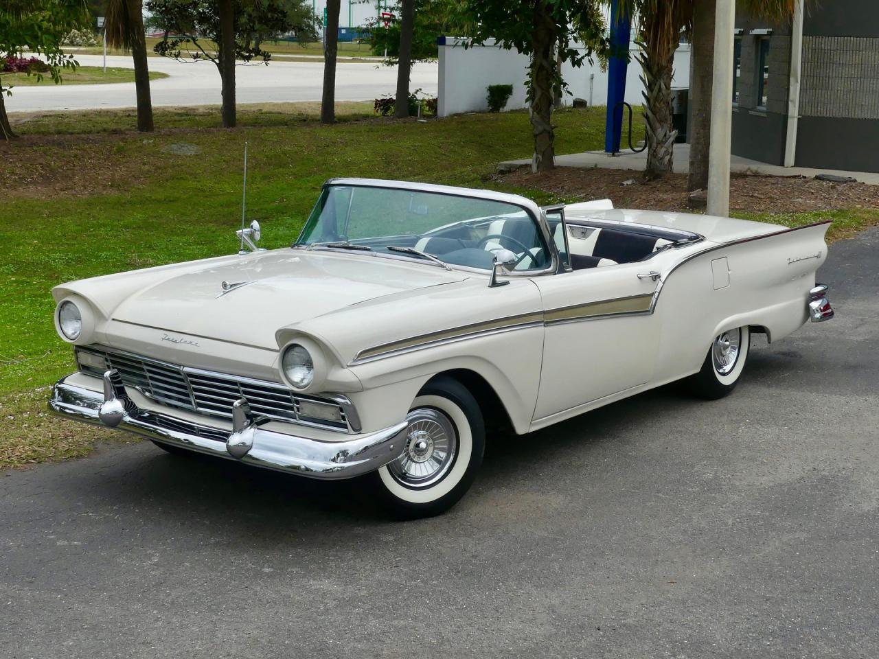 1957 Ford Fairlane Skyliner
