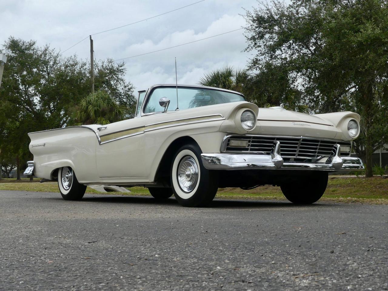1957 Ford Fairlane Skyliner