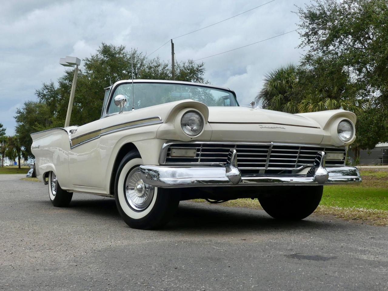 1957 Ford Fairlane Skyliner