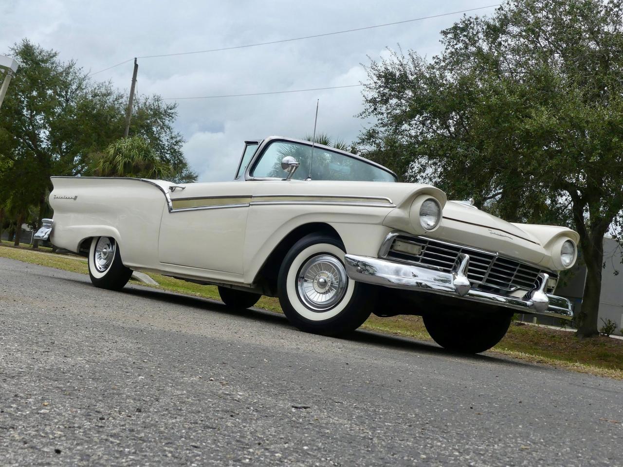1957 Ford Fairlane Skyliner