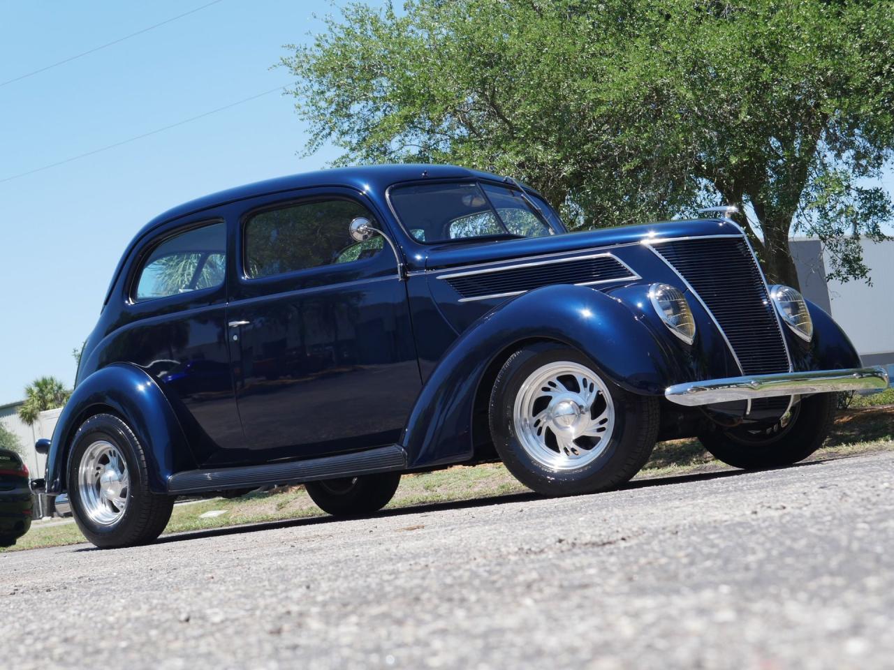 1937 Ford Deluxe Humpback 2-Door Sedan
