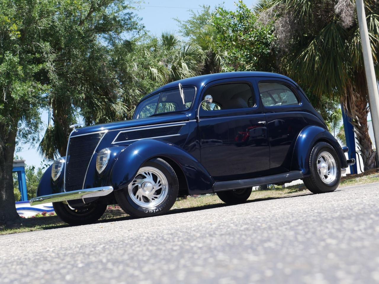 1937 Ford Deluxe Humpback 2-Door Sedan