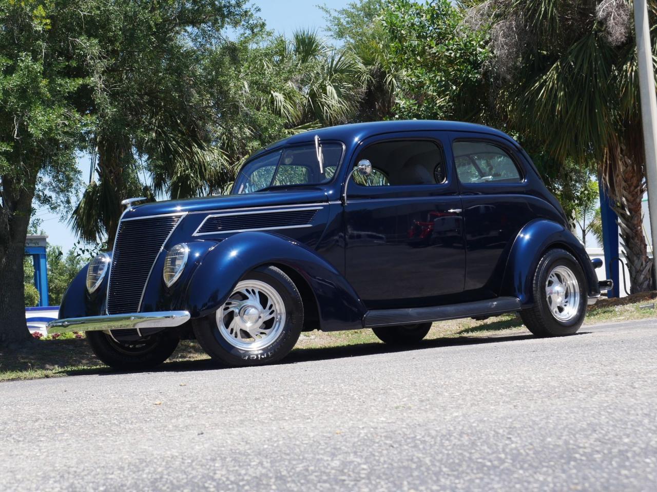 1937 Ford Deluxe Humpback 2-Door Sedan