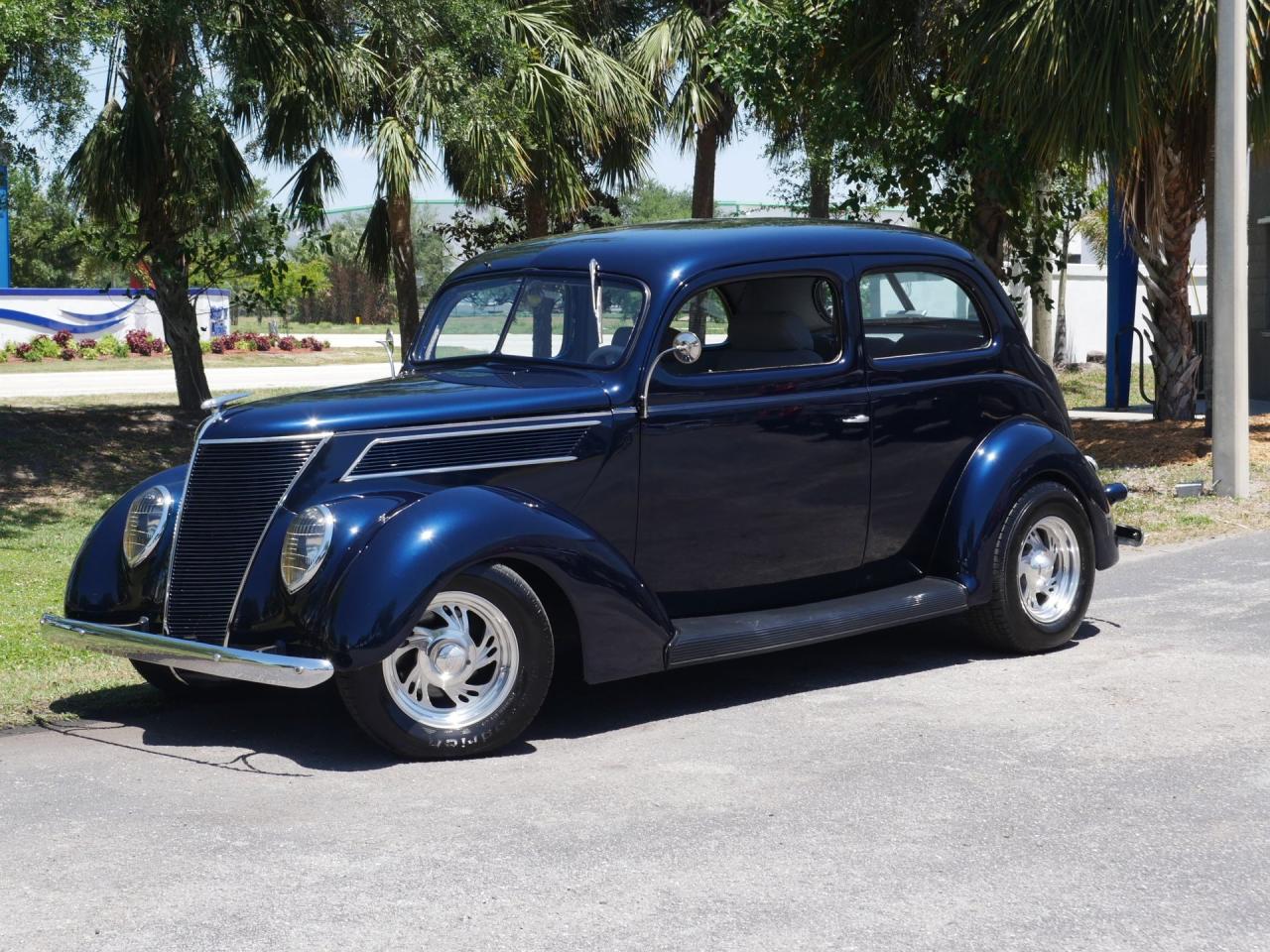 1937 Ford Deluxe Humpback 2-Door Sedan