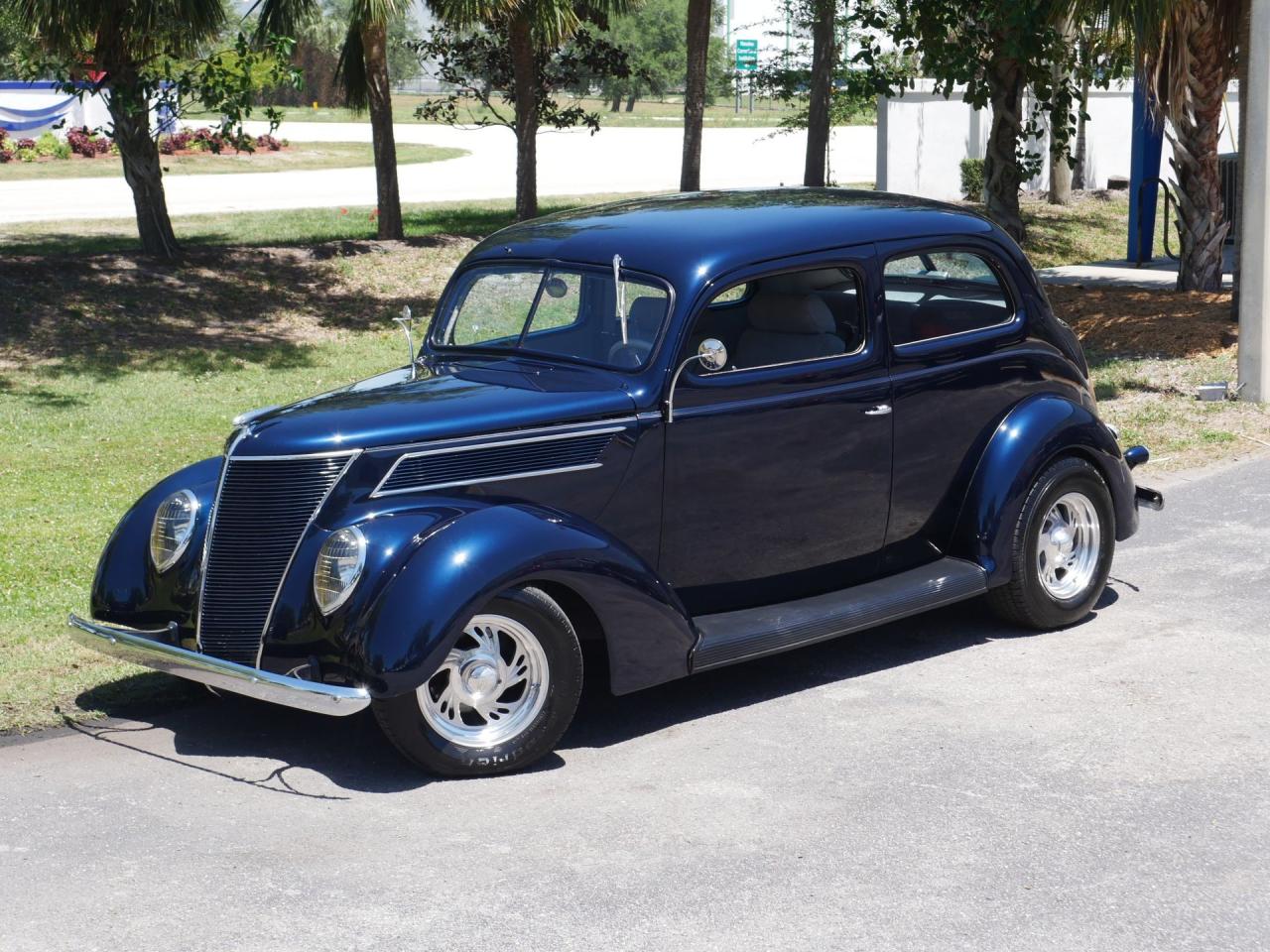 1937 Ford Deluxe Humpback 2-Door Sedan