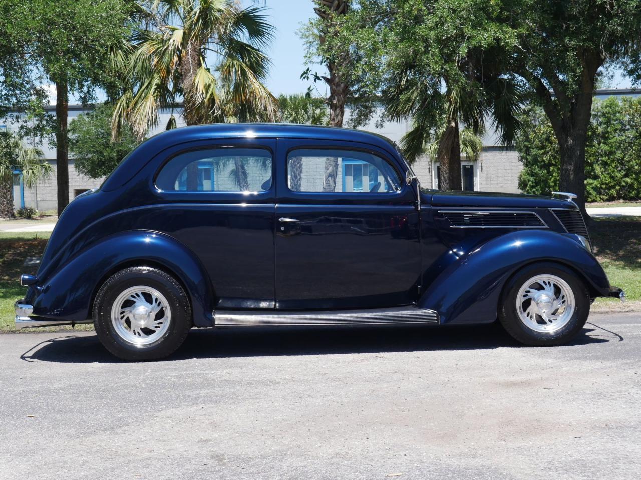 1937 Ford Deluxe Humpback 2-Door Sedan