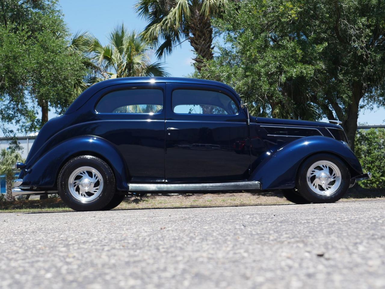 1937 Ford Deluxe Humpback 2-Door Sedan