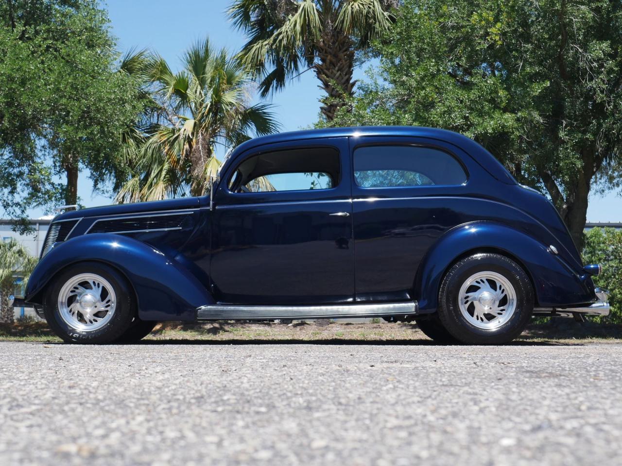 1937 Ford Deluxe Humpback 2-Door Sedan