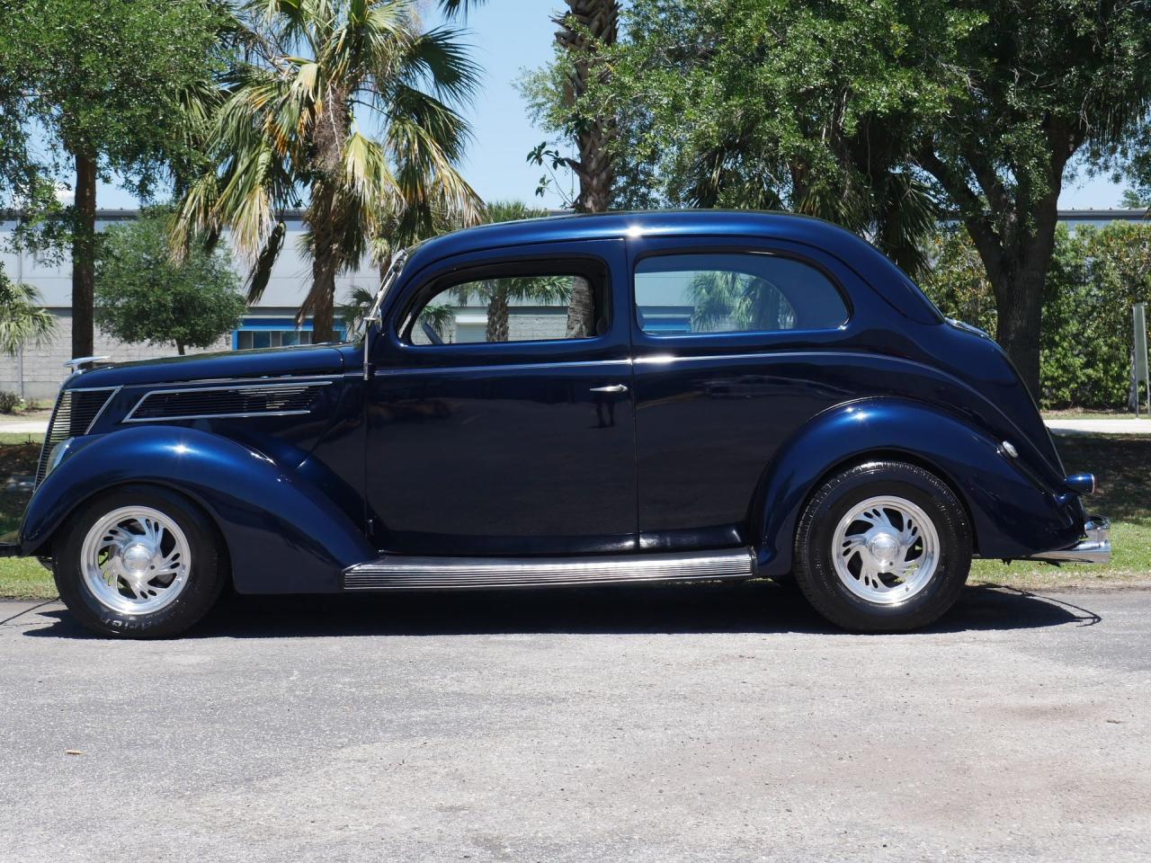 1937 Ford Deluxe Humpback 2-Door Sedan