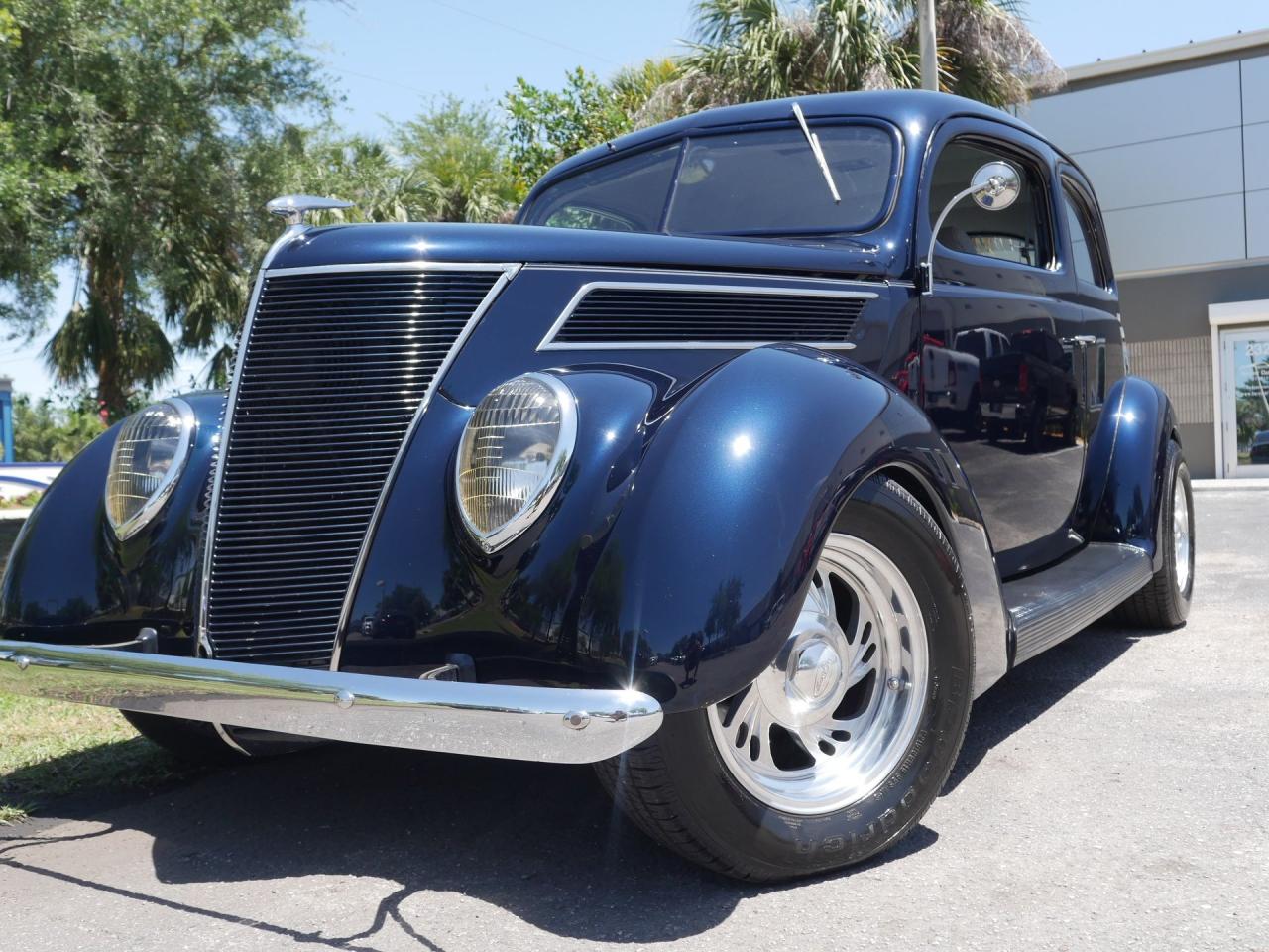 1937 Ford Deluxe Humpback 2-Door Sedan