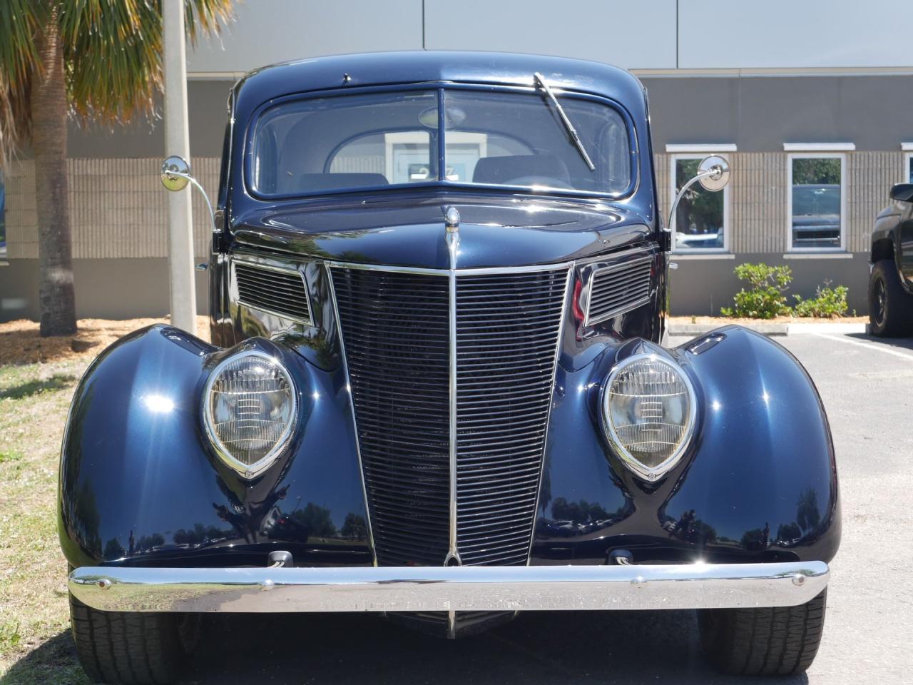 1937 Ford Deluxe Humpback 2-Door Sedan