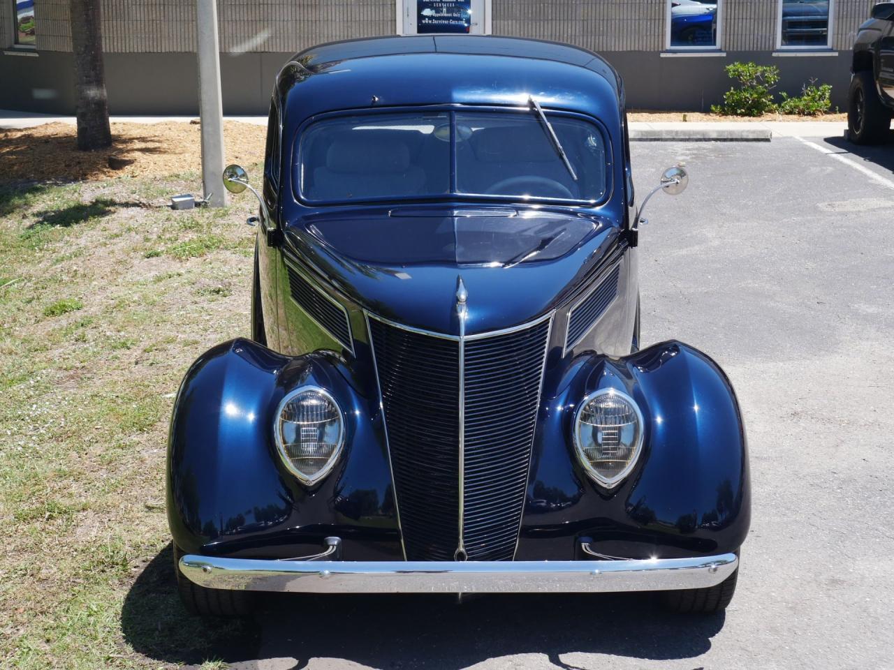 1937 Ford Deluxe Humpback 2-Door Sedan