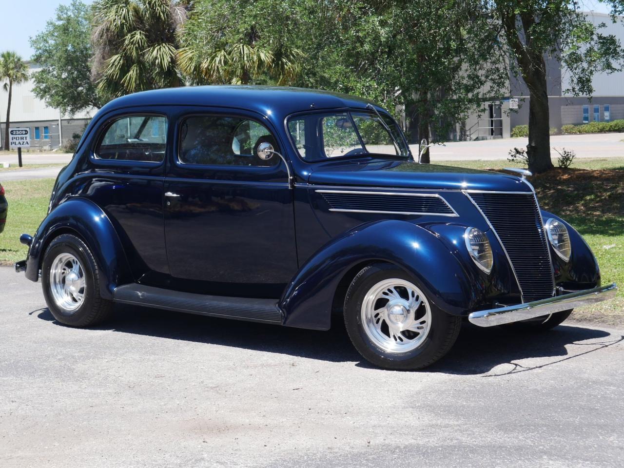 1937 Ford Deluxe Humpback 2-Door Sedan