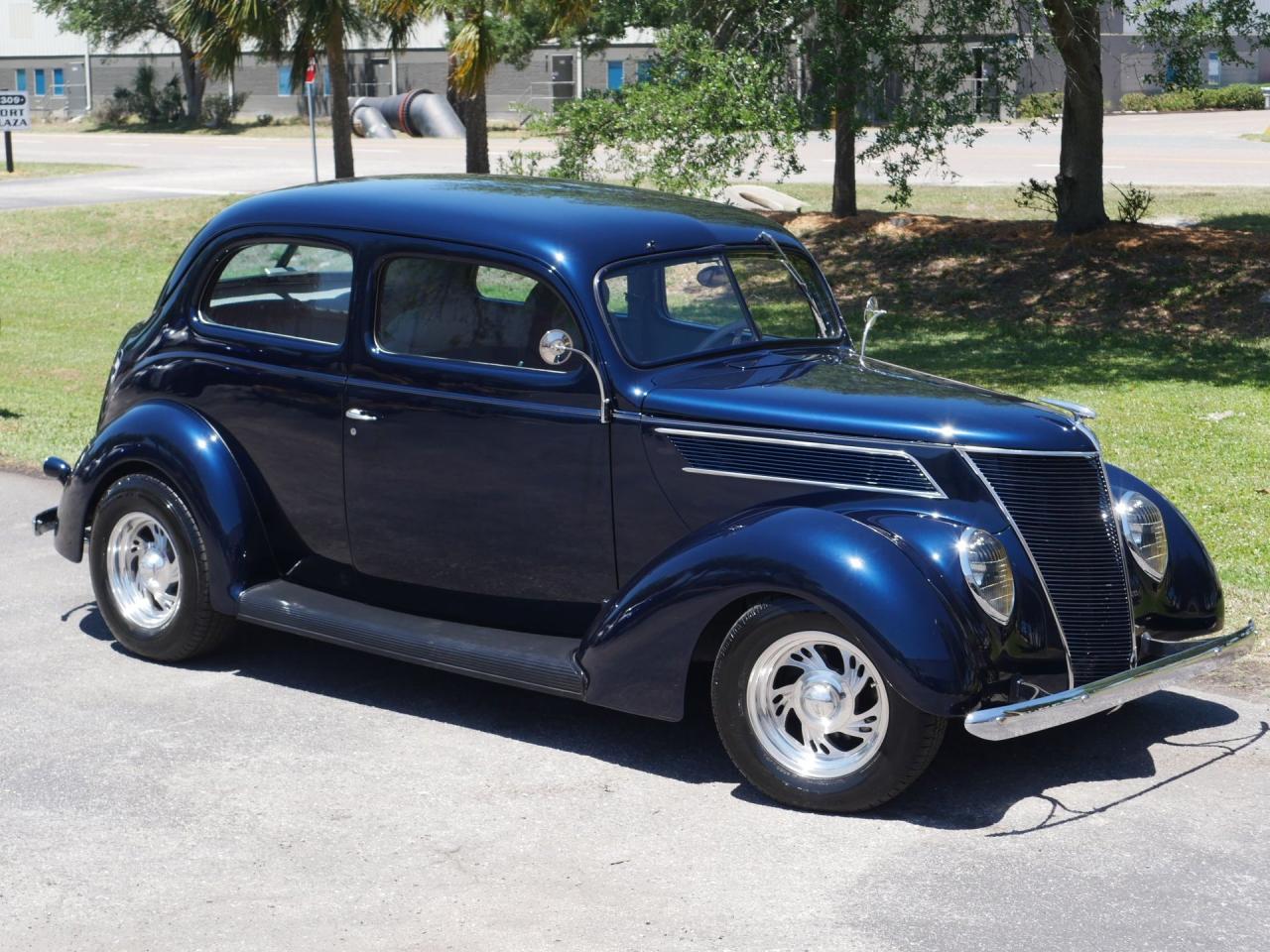 1937 Ford Deluxe Humpback 2-Door Sedan
